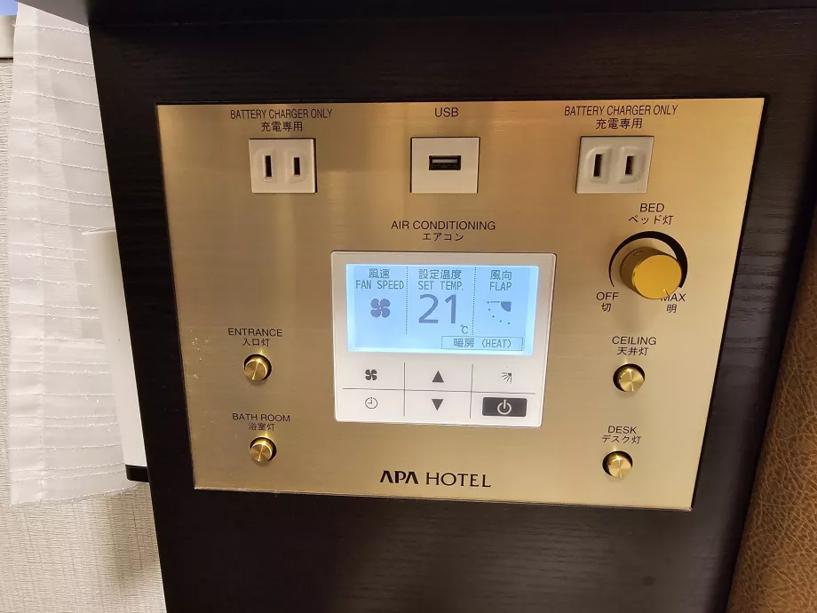Strømuttak, USB-kontakter og klimakontroll i APA Hotel