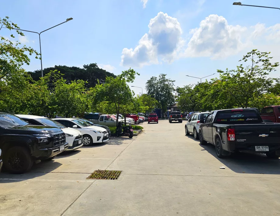 Parkering ved marinaen, henting av leiebil