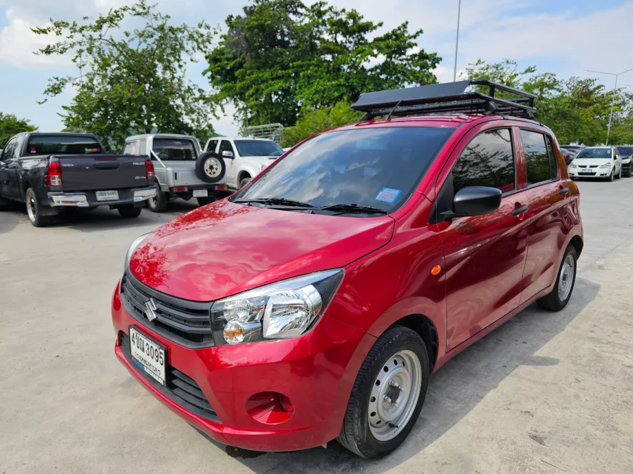 Leiebil på parkeringsplassen ved marinaen