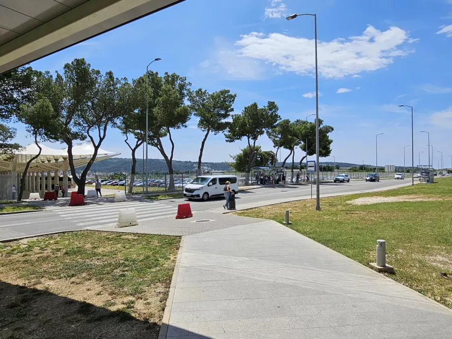 Veien til bussholdeplassene 37. På høyre holdeplass retning Trogir, på venstre retning Split