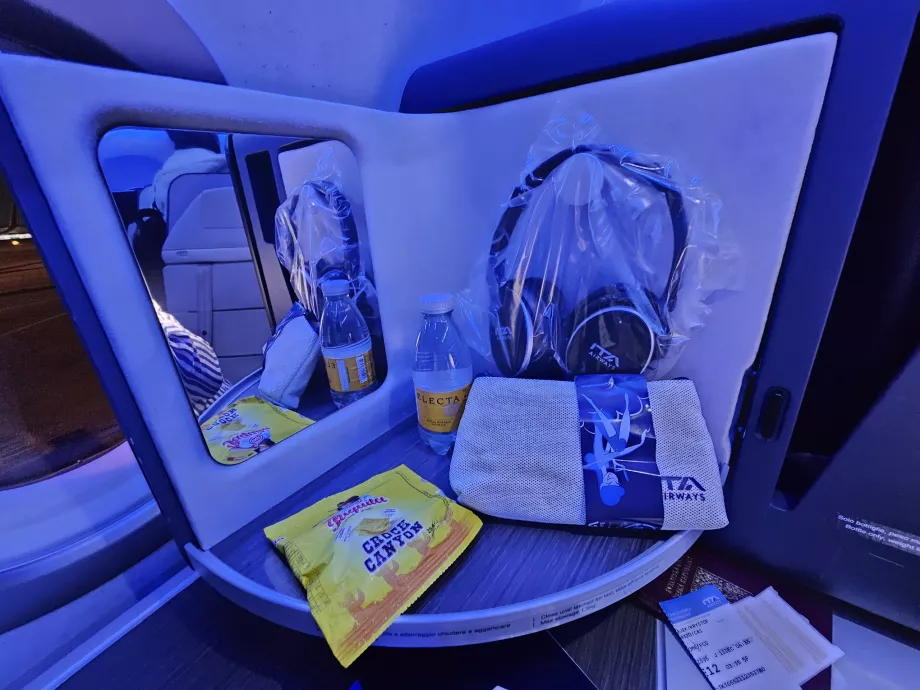 Åpningspanel med speil, hodetelefoner, kjeks og vann