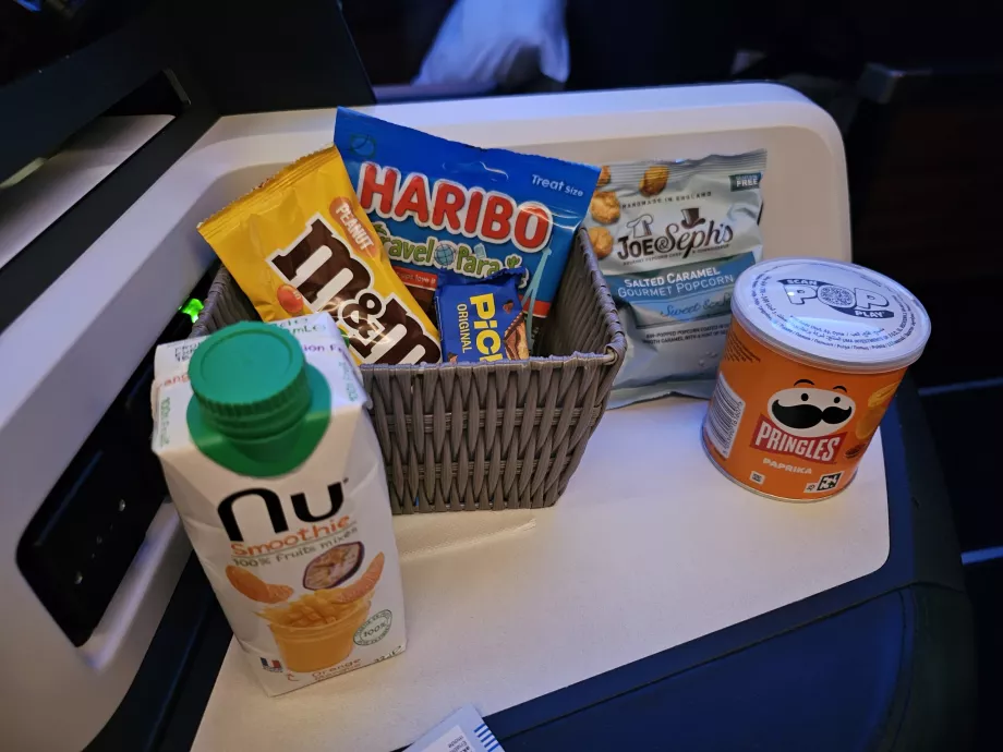 Kurv med godteri og pringles