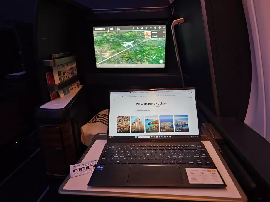 Arbeid på en bærbar datamaskin