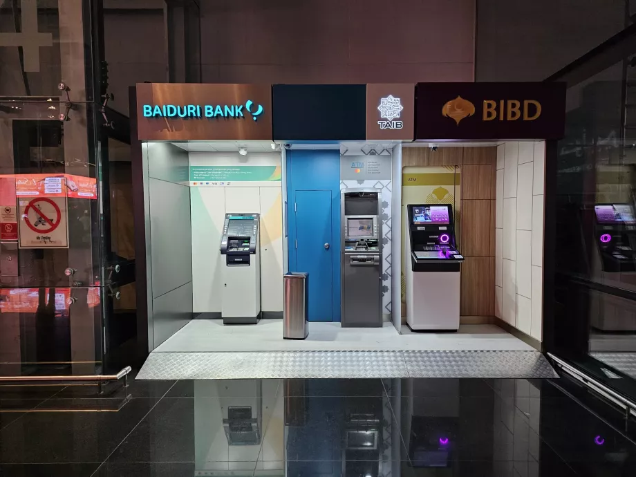 Minibanker i ankomsthallen