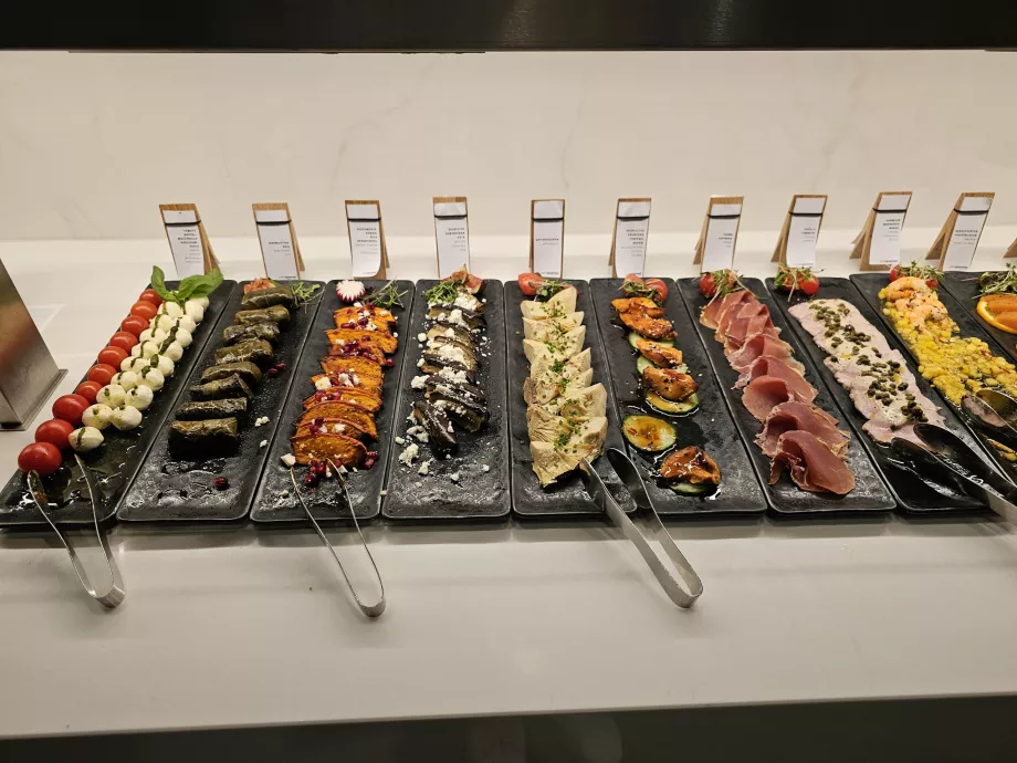 First Class Lounge (hovedterminalen) - kald mat