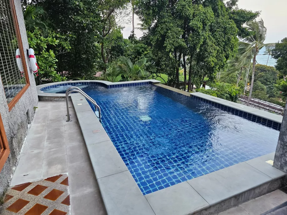 Privat basseng ved villaen vår