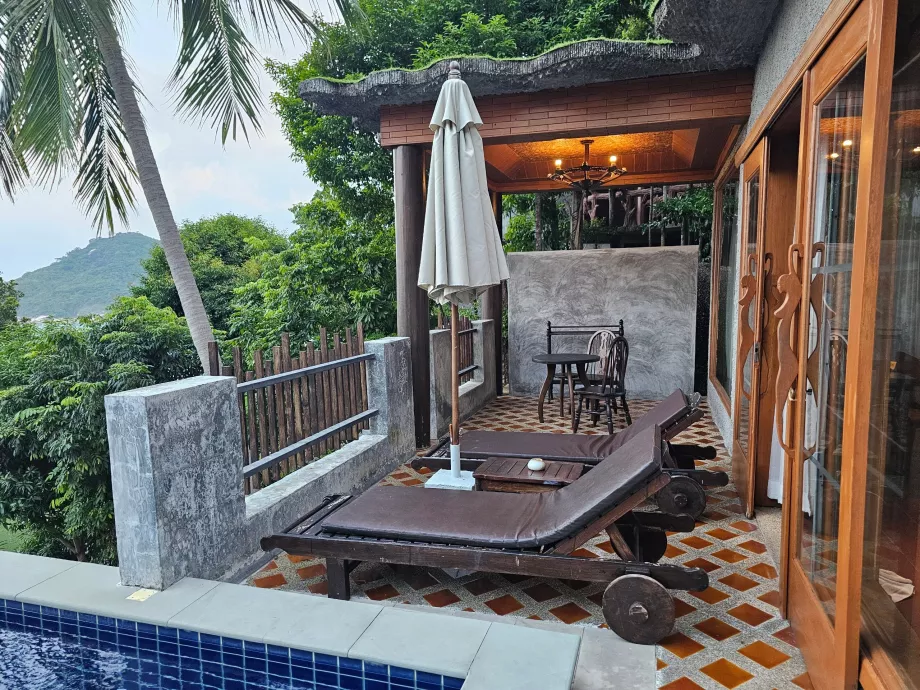 Terrasse med solstoler