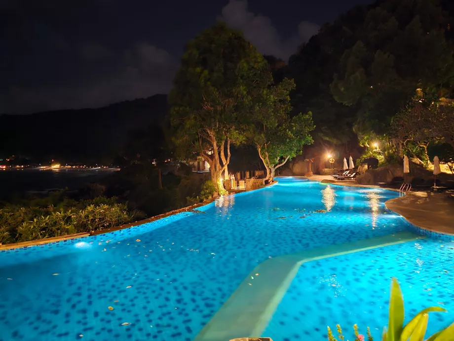 Stort svømmebasseng på hotellet