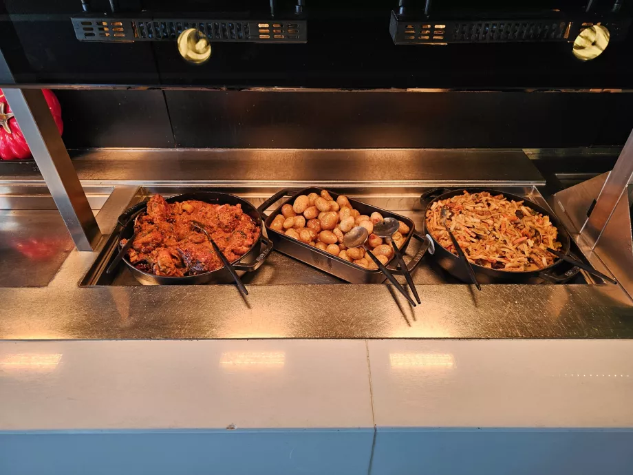 Varm mat under lunsjen