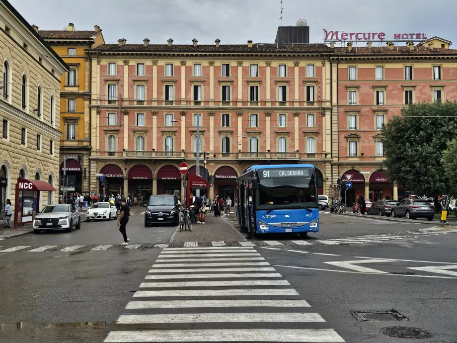 Bussene 81, 91, 35 og 39 stopper foran Bologna Centrale
