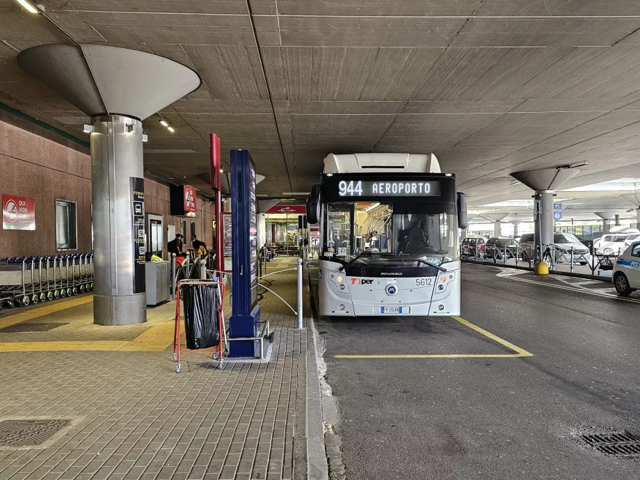 Bussholdeplass 944 ved flyplassen
