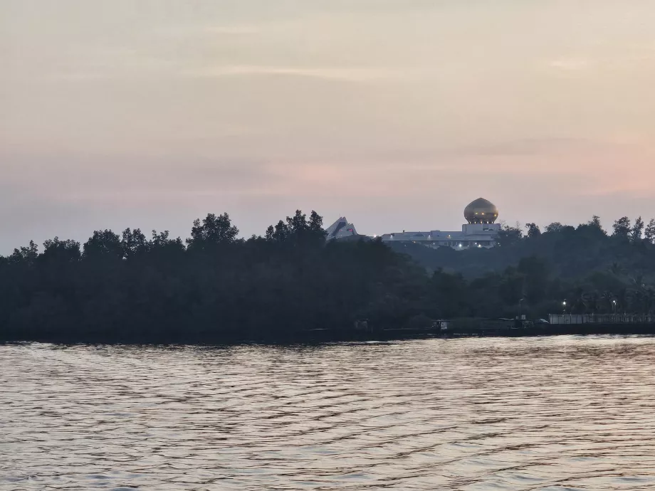 Istana Nurul Iman, Sultanpalasset