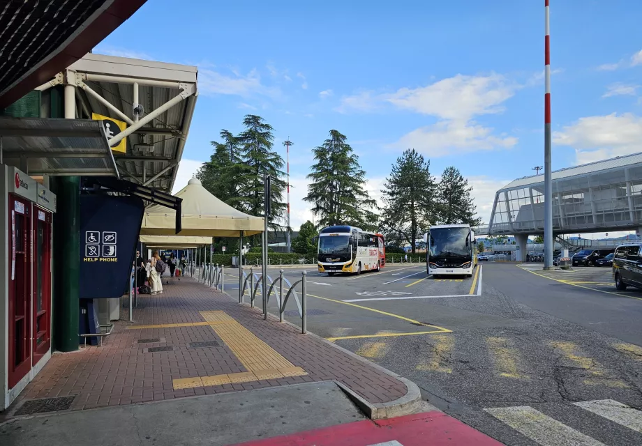 Holdeplass for langdistansebusser, nattbusser og linje 54