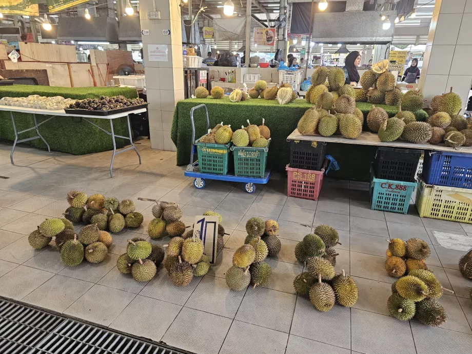 Durians på nattmarkedet i Gadong