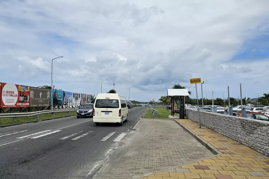 Minibussholdeplass foran terminalen