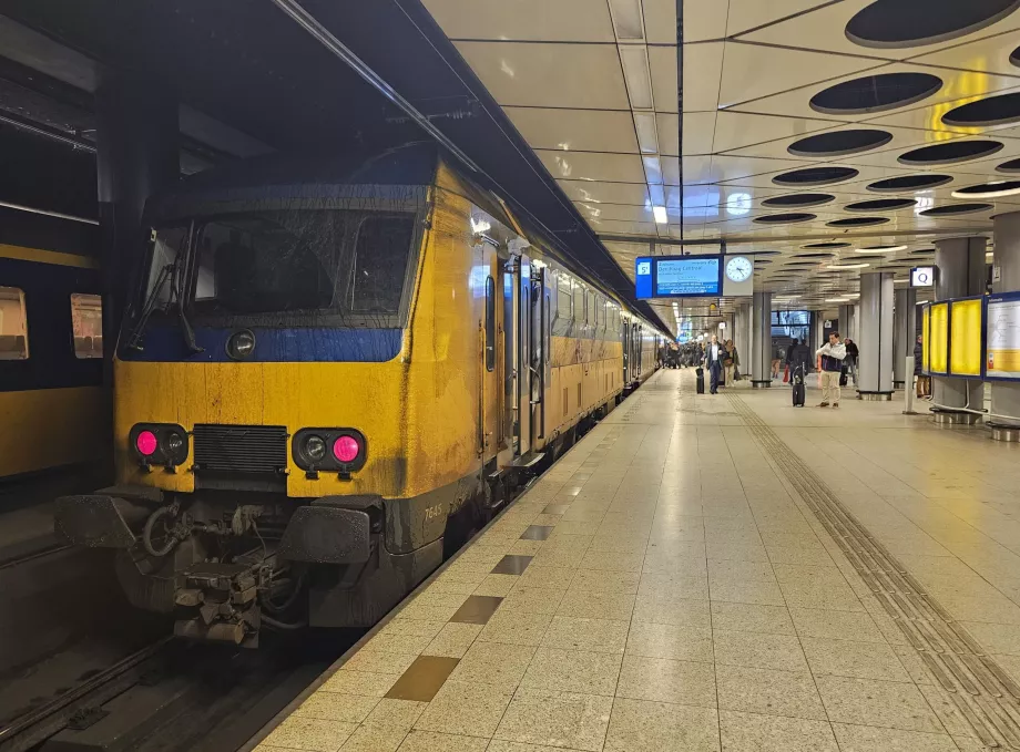Tog på AMS lufthavn