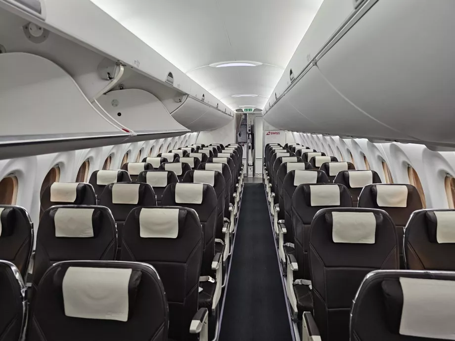 Airbus A220, økonomikabin