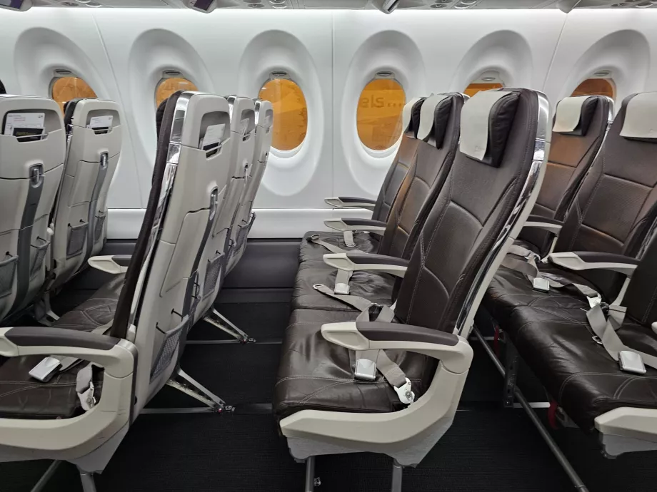 Seteavstander på økonomiklasse, Airbus A220