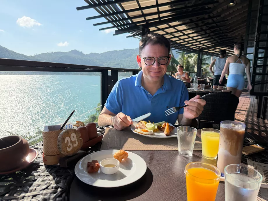 Jeg ved hotellfrokosten