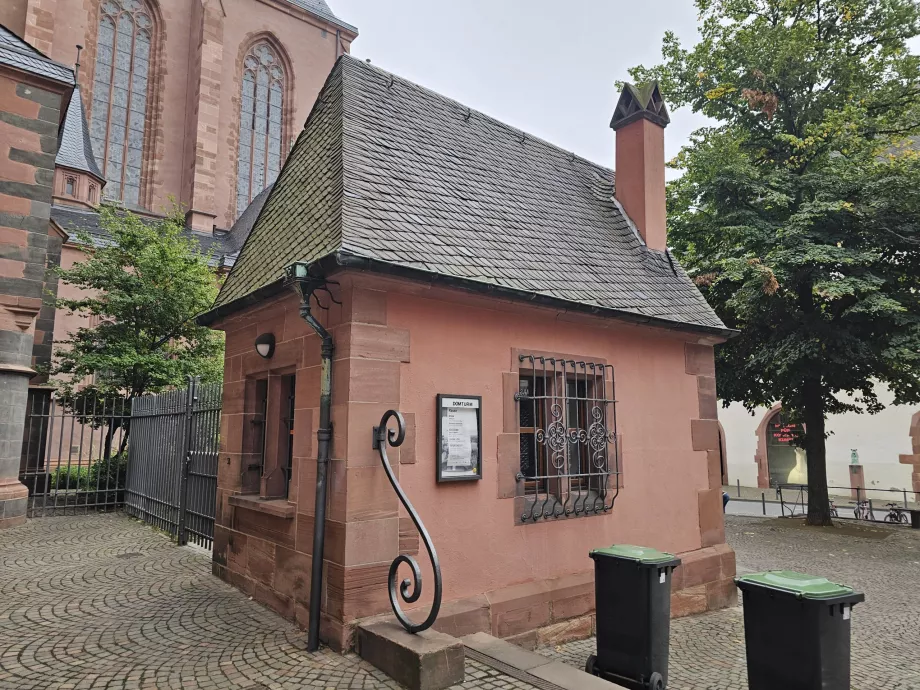 Billettkontor ved inngangen til tårnet