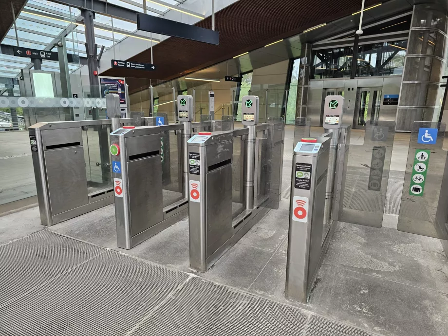 Turnstiles ved inngangen til stasjonen
