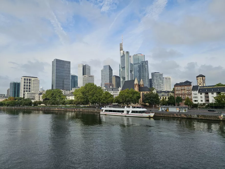 Utsikt fra Eiserner Steg til det moderne sentrum