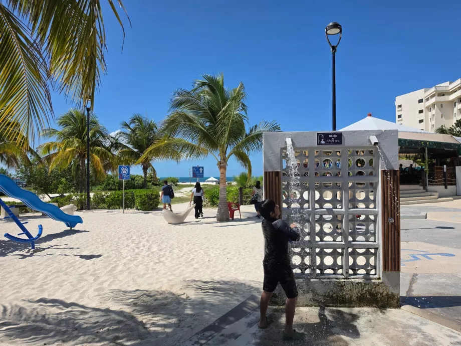 Offentlige dusjer ved Playa Langosta