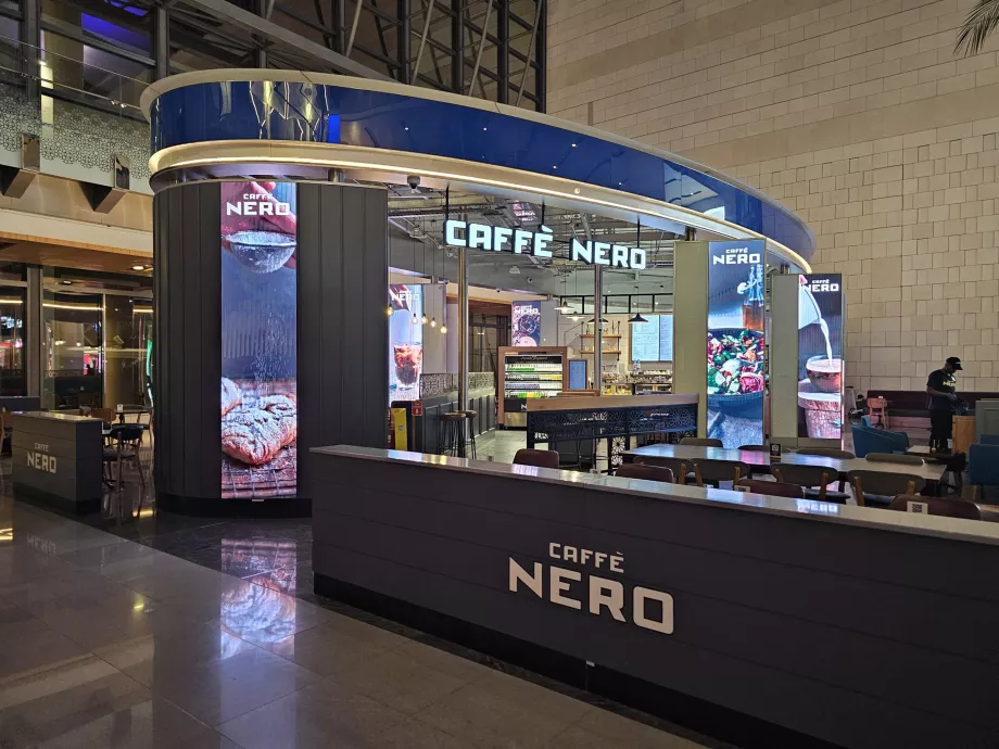 Caffé Nero, ankomst, offentlig område