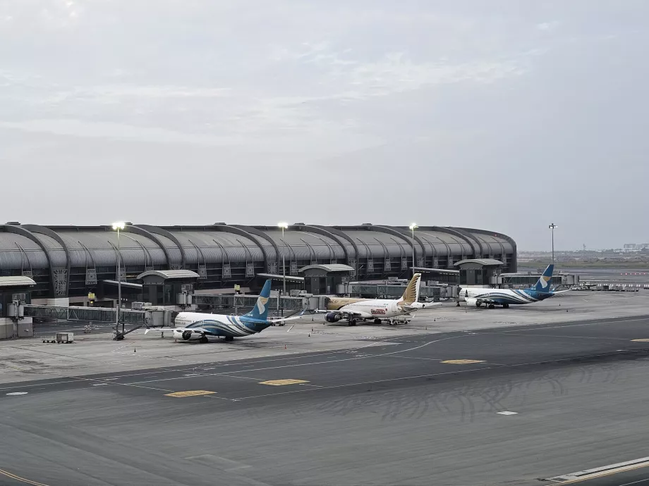 Utsikt over flyet foran avgangshallen