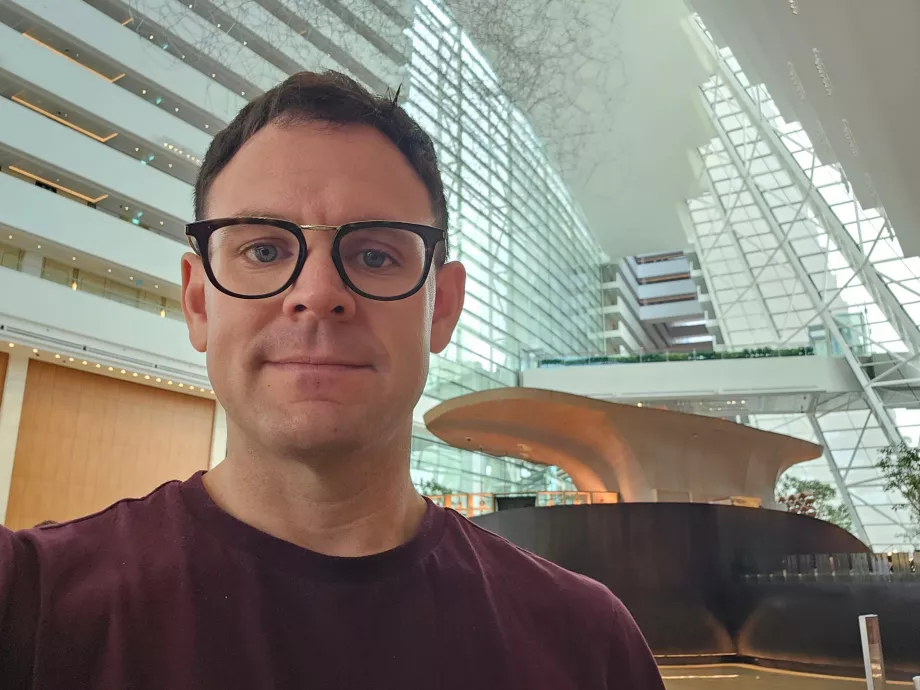 Jeg i lobbyen på Marina Bay Sands Hotel