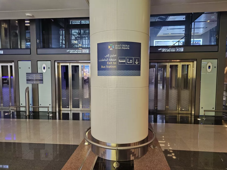 Retning til busser for offentlig transport (kjelleren)