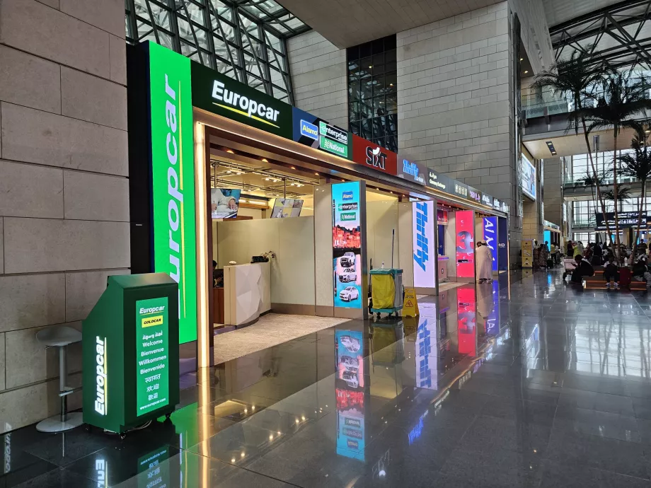 Skranker for bilutleie i ankomsthallen
