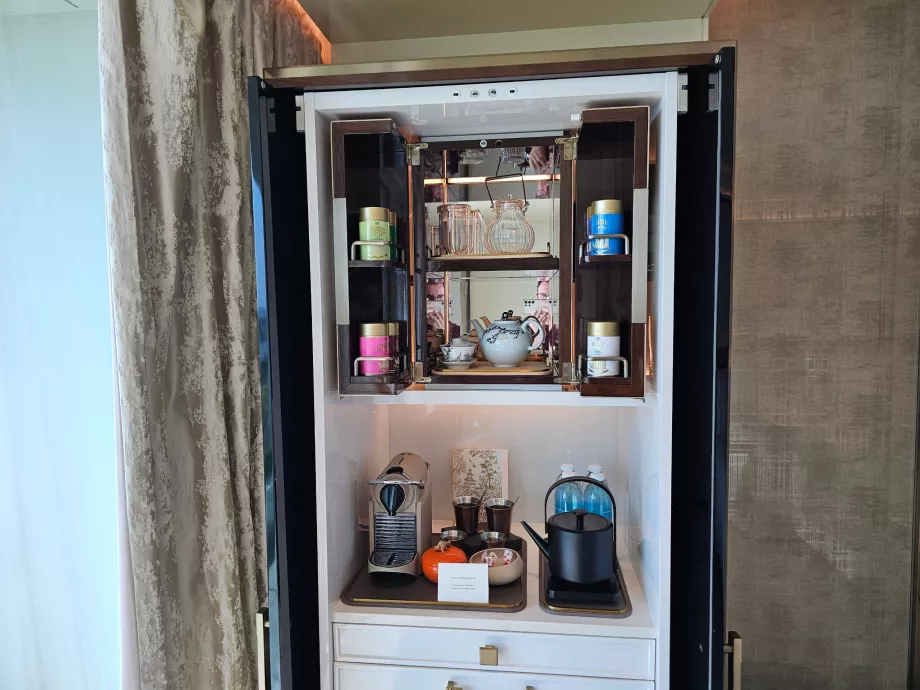 Minibar og kaffemaskin