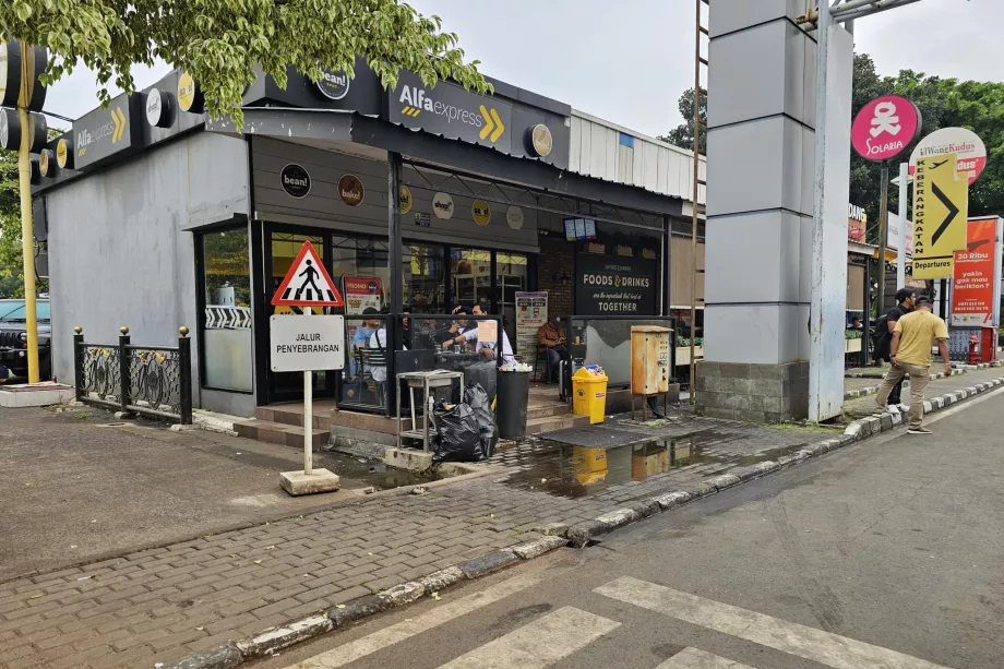 Minimarkeder foran flyplassbygningen