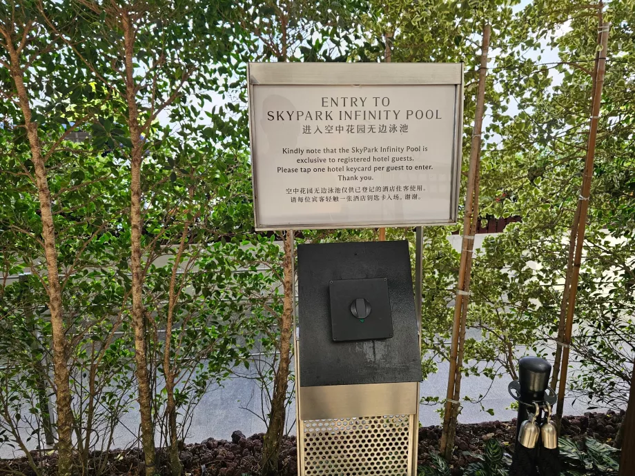 Romkortleser ved inngangen til bassenget