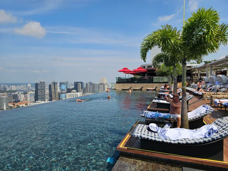 Basseng og solsenger på taket