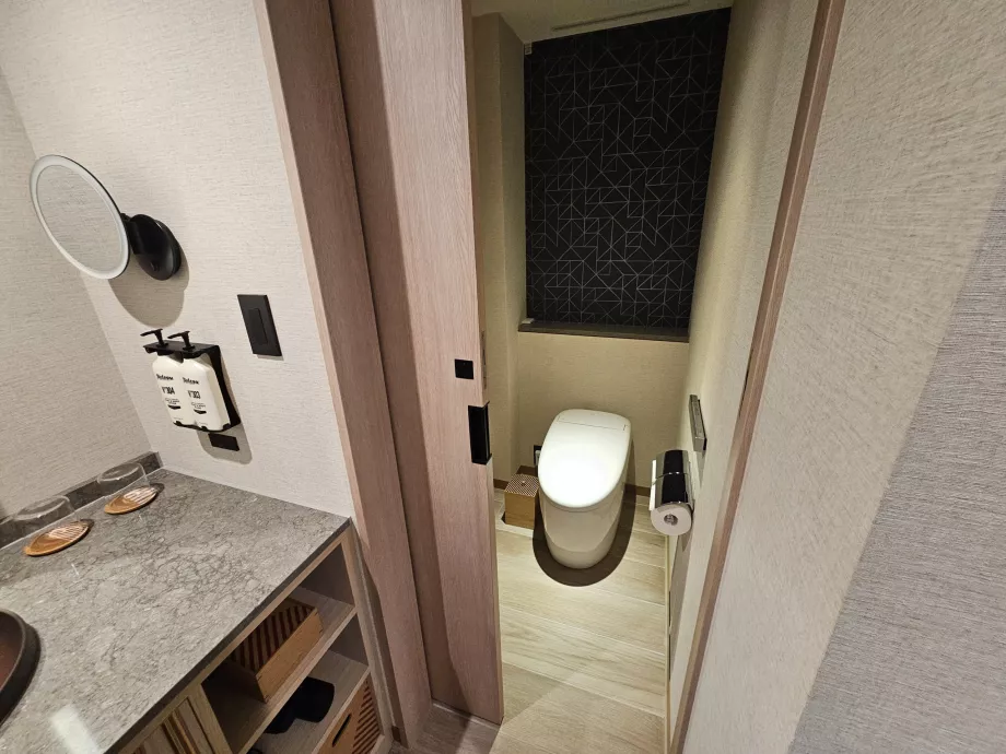 Toalettet er adskilt fra resten av badet med en dør