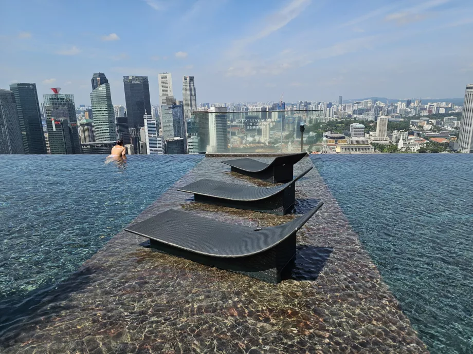 Basseng og solsenger på taket