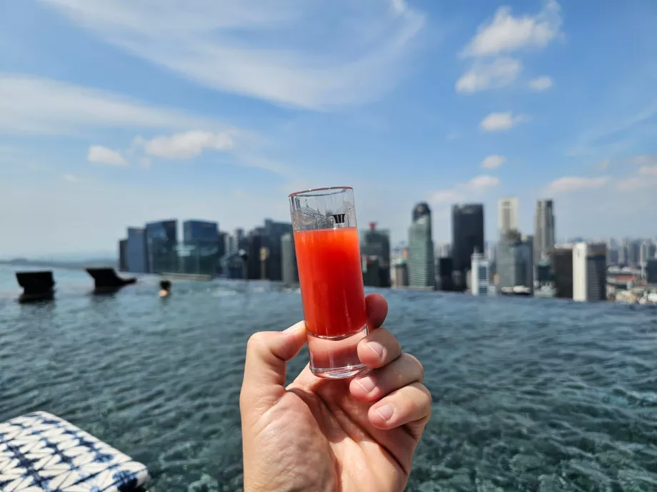 Gratis drikke ved bassenget