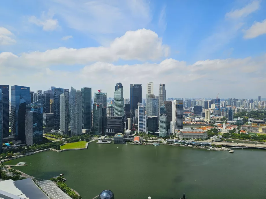 Utsikt fra bassenget på taket til MBS