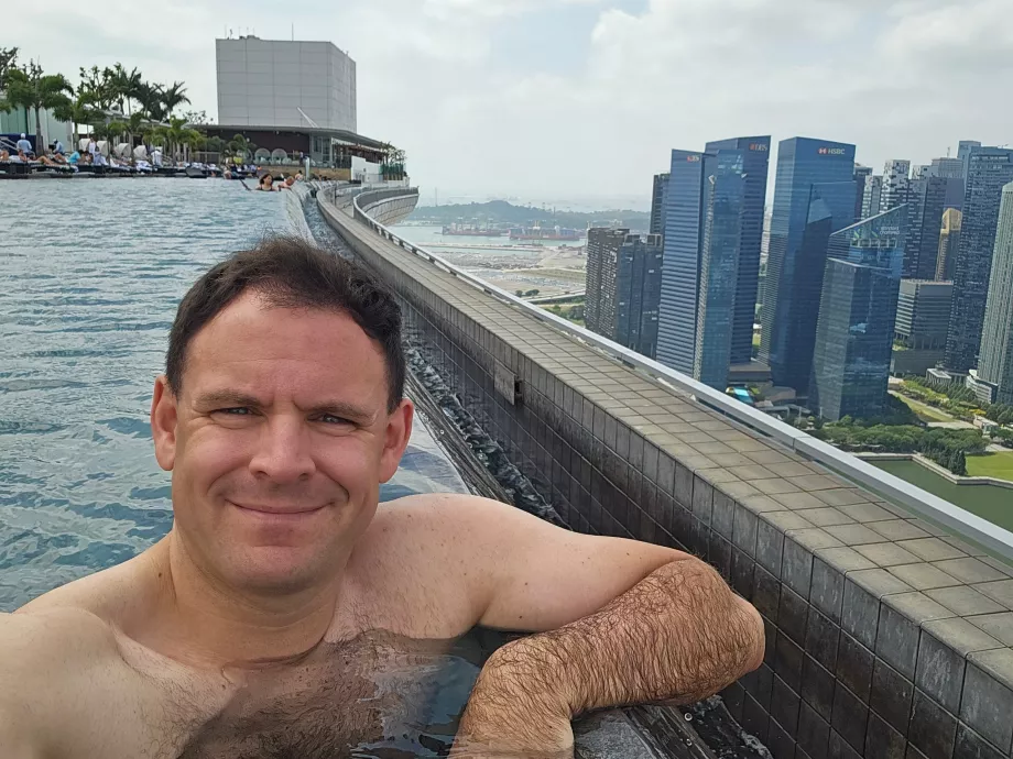 Jeg i bassenget på taket på Marina Bay Sands