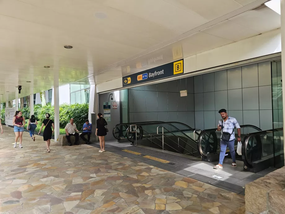 Bayfront T-banestasjon i nærheten av hotellet