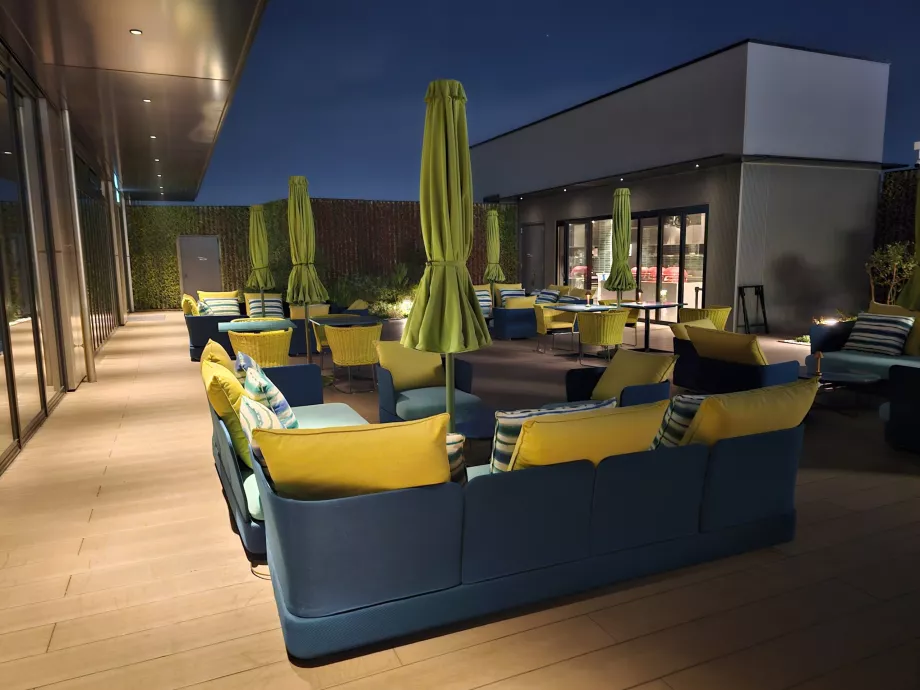 Utendørsterrassen til restauranten Gallery 11