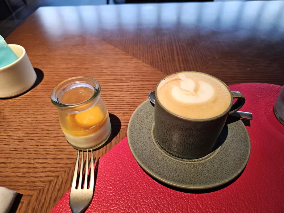 Frokost - cappuccino og yoghurt