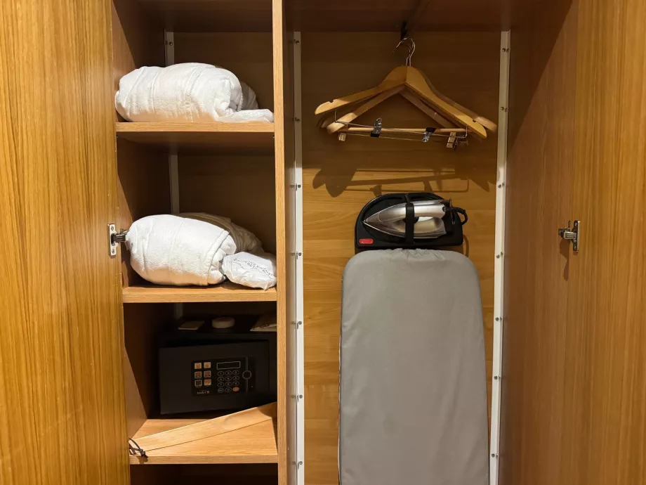 Strykejern, badekåper og en safe