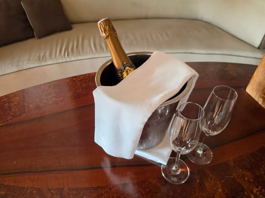 En flaske musserende vin som en gest fra hotellet