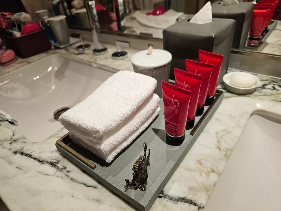 Jo's sjampo og kremer på rommet