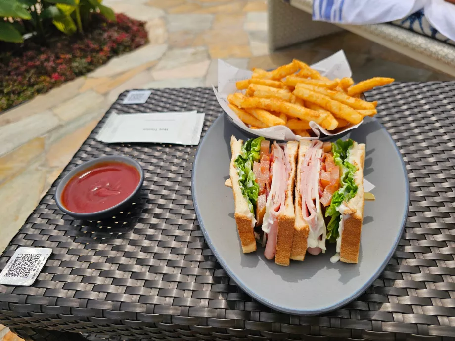 Snack ved bassenget på hotellet