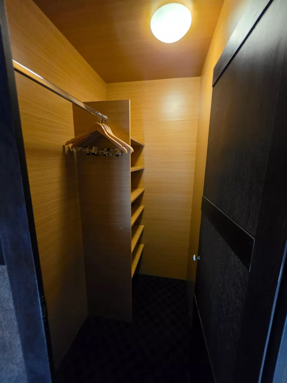Garderobe bak sengen