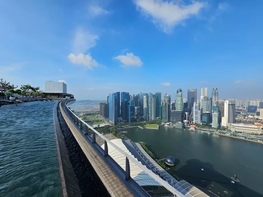 Utsikt fra takbassenget på Marina Bay Sands